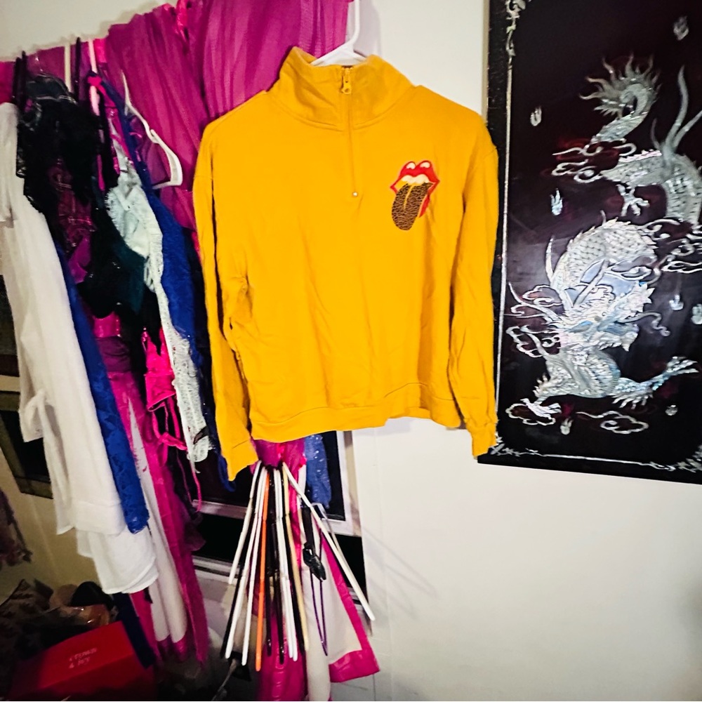 Rolling Stones yellow pull over